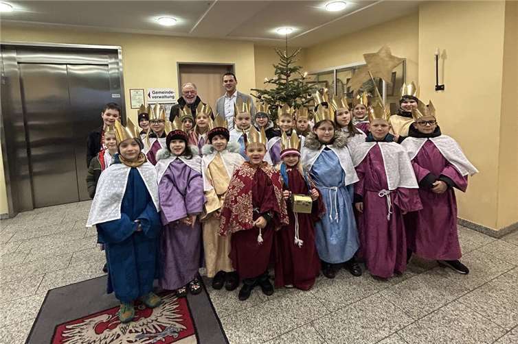 ie Kinder in ihren prächtigen Gewändern und goldenen Kronen besuchten die Verwaltung und Ortsbürgermeister Florian Heyden, um den Segen zu überbringen, der für „Christus Mansionem Benedicat“ („Christus segne dieses Haus“) steht. Foto: Ortsgemeinde Kettig