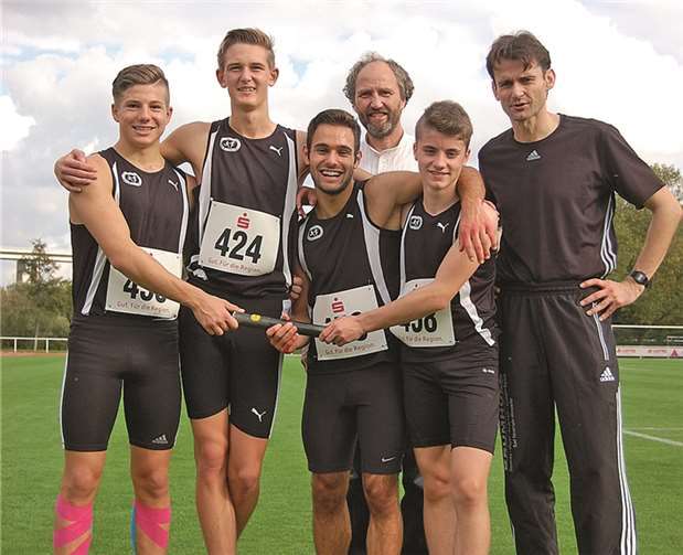 ie erfolgreiche Staffel um Stefan Nechita (v.l.), Simon Gilles, Burak Yilmaz und Patrick Heimerl, mit Trainer Hermann Krischer und Abteilungsleiter Peter Rübenach. privat