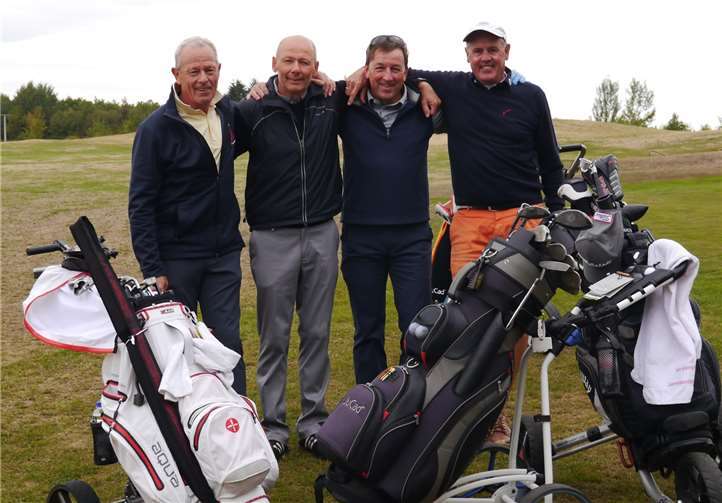 ie lieferten sich einen spannenden Kampf um den Titel bei den Senioren: v.li. Fred Weiss, Richard Sevenich, Bernd Probst und Friedhelm Naumann.