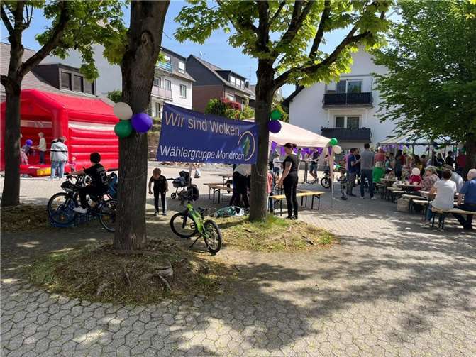 ie neue Wählergruppe WSW - Wir sind Wolken hat sich kürzlich auf dem Dorfplatz in Wolken der Öffentlichkeit vorgestellt. Quelle: Wählergruppe WSW