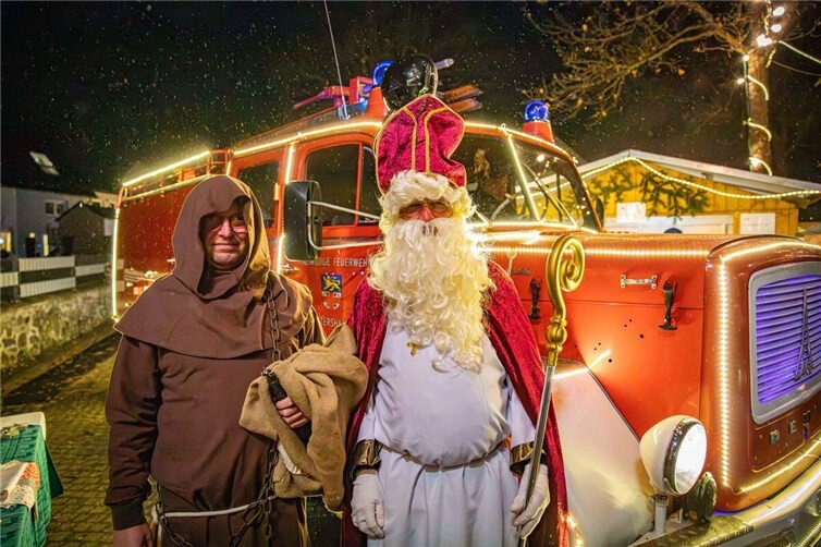 ikolaus und Knecht Ruprecht machen dieses Jahr Station beim Nentershäuser Weihnachtsmarkt am 13. Dezember. samt ihrem festlich beleuchtetem Feuerwehr-Oldtimer.