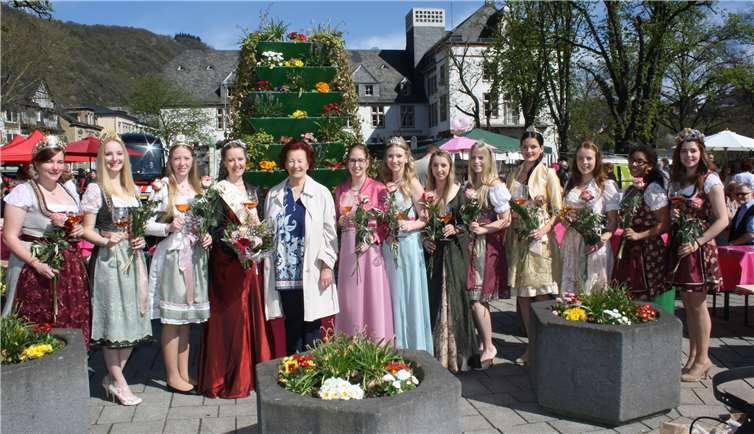 in Dutzend Weinmajestäten aus dem Ferienland Cochem machten zur Eröffnung des diesjährigen Blütenmarktes ebenfalls ihre geschätzte Aufwartung.TE