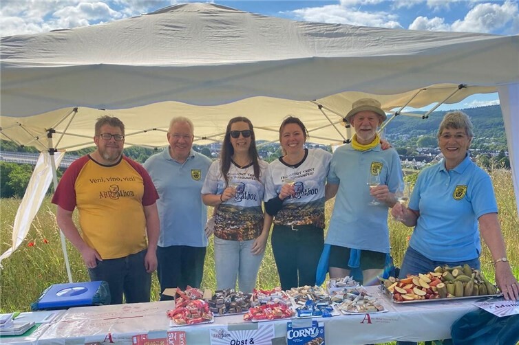 in blauen T-Shirts V.r.n.l.: Johanna Schmidt, Johann Dengg, Klaus Schmidt und Freiwillige der VORTOUR der Hoffnung