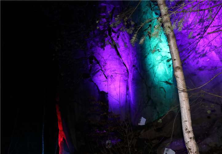 ...in vielen Farben unter nächtlichem Himmel.Fotos: SOT