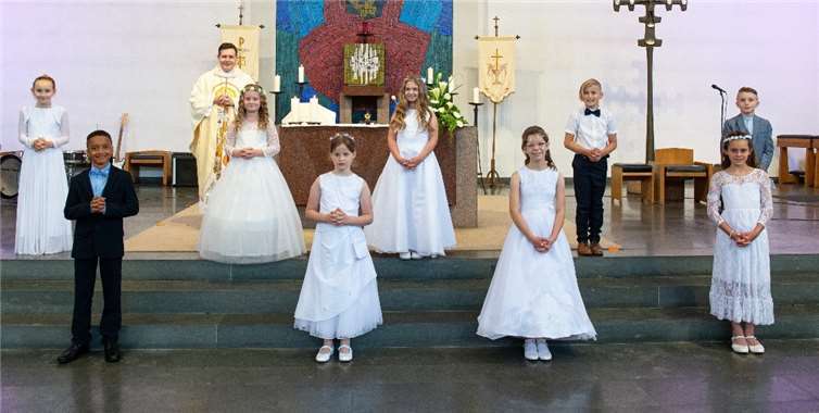 in vier Erstkommunionfeiern in den Pfarrkirchen von Niederbreitbach und Kurtscheid erhielten 41 Kommunionkinder ihre erste heilige Kommunion. Fotos: privat