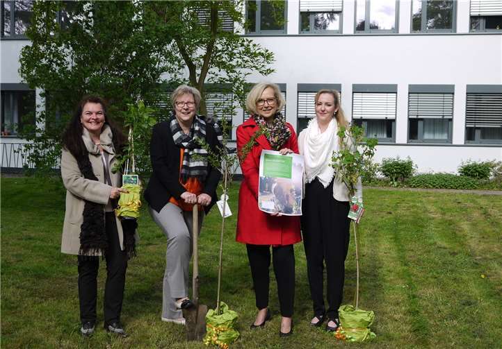 innogy-Kommunalbetreuerinnen Lydia Bauer (l.) und Martina Meyer (2.v.r.), Bürgermeisterin Petra Kalkbrenner und Sandra Brüssel (r.) von der Gemeinde Swisttal. Privat