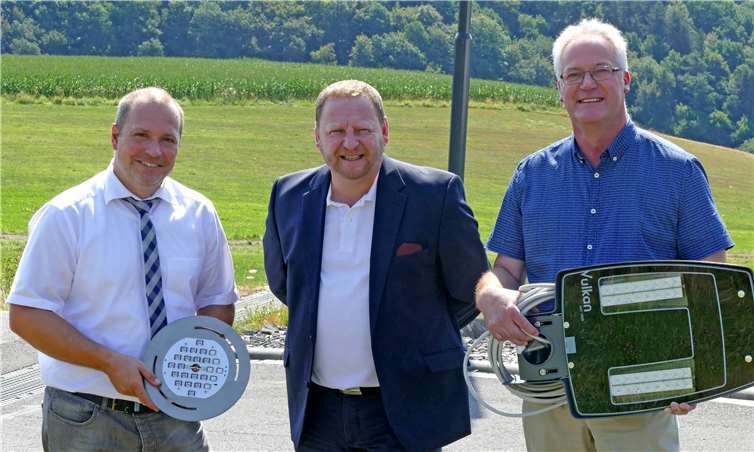 innogy ist künftig für die Straßenbeleuchtung der Ortsgemeinde Hohenleimbach zuständig. Sie haben sich einen Eindruck von den neuen modernen LED-Leuchten im Neubaugebiet mit Eichertblick gemacht: Straßenbeleuchtungsexperte Ewald Steffens von Westnetz, Thorsten Kabuth, Bürgermeister der Ortsgemeinde Hohenleimbach und Kommunalbetreuer Thomas Hau von innogy. innogy