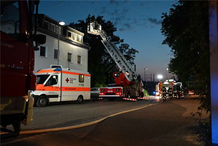 insatzkräfte waren bei einem Wohnungsbrand in Bad Hönningen im Einsatz. Foto: Matthias Lemgen