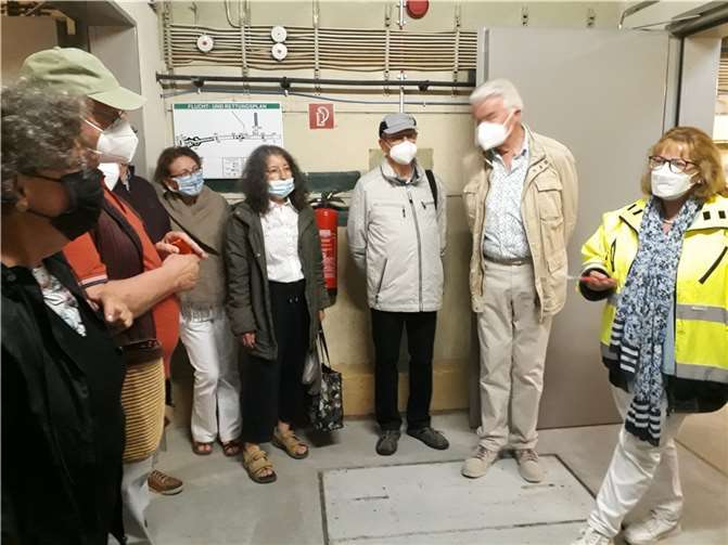 Caecilia 1712 besucht Ahrtal interessiert lauschen die Chormitglieder den Erklärungen im Bunker. Fotos: privat