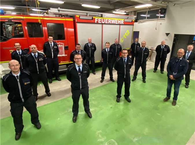 (jeweils von links, vordere Reihe) Markus Bollen-Juilfs, Tobias Nagel, Andreas Groh und der stellvertretender Amtsleiter Fred Gross; (mittlere Reihe) Wehrleiter Kai Jost, Thorsten Kurkowski, Dennis Prangenberg, Löschzugführer Christian Ross und Oberbürgermeister Jan Einig; (hintere Reihe) Andreas Dittrich, David Bellgardt, Mario Piovesan, Marco Dames sowie die stellvertretenden Wehrleiter Florian Bauer und Stephan Schneider. Foto: privat