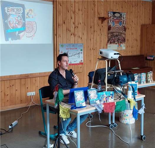 jörn Berenz begeisterte die Kinder der Cusanusschule mit Licht, Sound und Abenteuer. Quelle: Cusanusschule Münstermaifeld