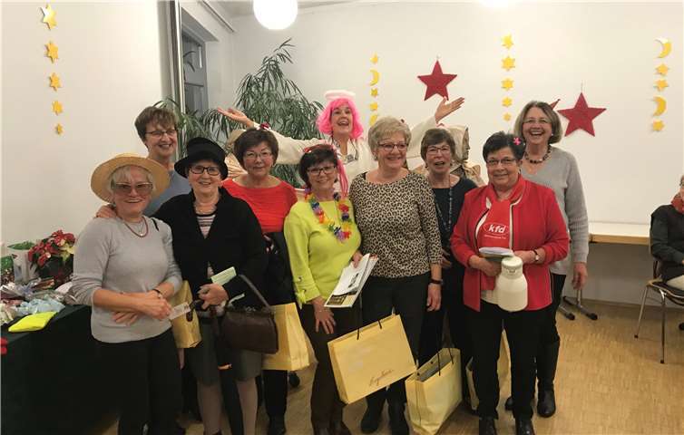 kfd Frauen begeistern ihre Gäste beim Adventskaffee mit dem Sketch: Wir kommen alle, alle in den Himmel. Foto: M. Andres