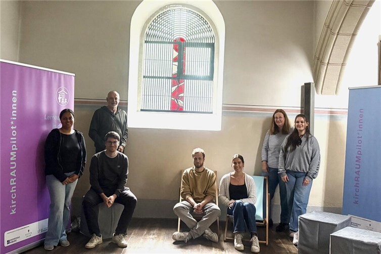 kirchRAUMpilot*innen in Kirchwald und Studierende der Hochschule Koblenz räumen um für mehr Leben in alten Kirchenmauern