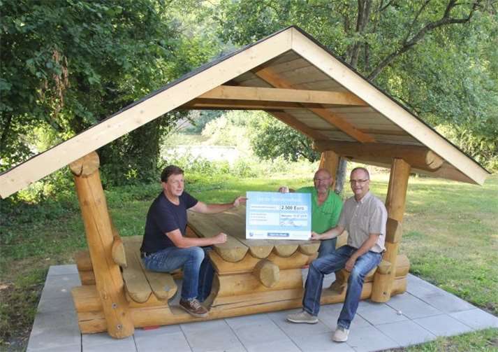 …konnte die Scheckübergabe auch am fertigen Objekt wiederholt werden, das Vorsitzender Hubert Crezelius (Mitte) mit seiner Mannschaft in den letzten Wochen vorbereitet und aufgebaut hatte. Fotos: Ortsgemeinde Nievern