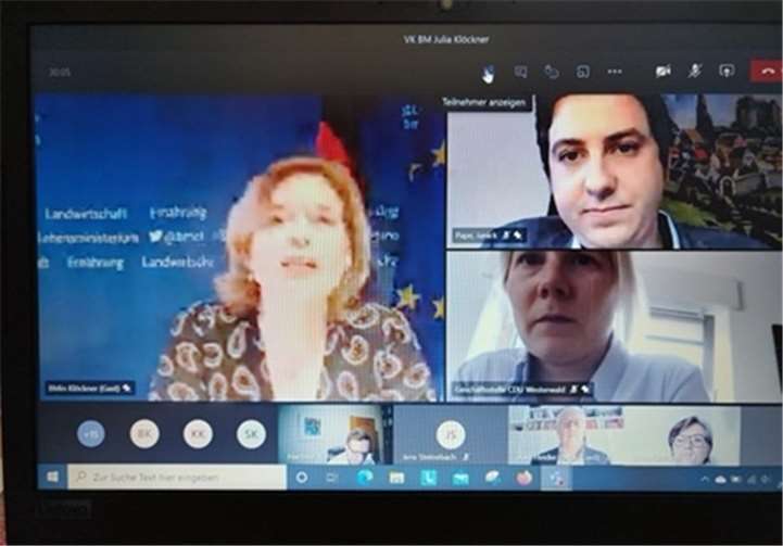 (li.) Bundeslandwirtschaftsministerin Julia Klöckner (CDU) im Gespräch mit CDU Landtagskandidat Janick Pape (oben rechts). Foto: privat