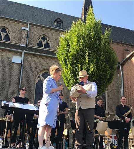 (li.) Die Präsidentin des Lions Club-Meckenheim-Wachtberg Katharina Bleutge.