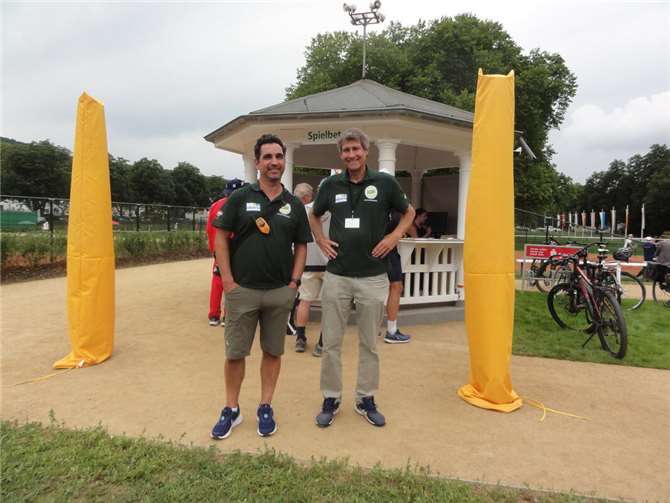 Wer ist der DSM-Oberschiedsrichter?  (li.) Frank van Dijk, DSM-Physiotherapeut und sorgt für Linderung und Wohlbefinden. (re.) Obersichiri Carsten Krumm, immer mit wachsamer Blick. Foto: Luc de Smedt