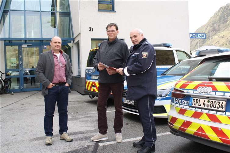 li. KHK Flick, mi. Herr Zimmermann, re. EPHK Börsch.  Foto: Polizeiinspektion Cochem