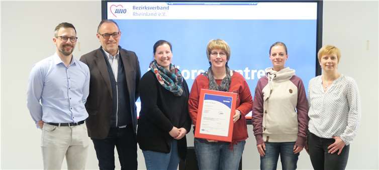 (li.) Michael Wurm Leiter Qualitätsmanagement und Heinz Hörter stellv. Geschäftsführer. (re.) Jutta Lipkowski, Fachbereichsleitung Kinder und Familie AWO Bezirk Rheinland. (m.) Martina Kulmus mit ihren Kolleginnen der KiTa Zauberwiese.Privat