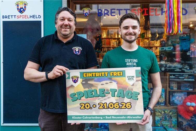 links: Alexander Petkovski (Brettspielheld Ahrweiler), rechts: Nick Falkner (Gründer und ehrenamtlicher Gf., Stiftung Ahrtal)