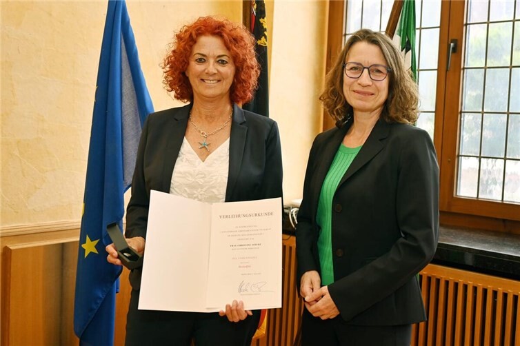 links: Christine Efferz, rechts: Landrätin Cornelia Weigand