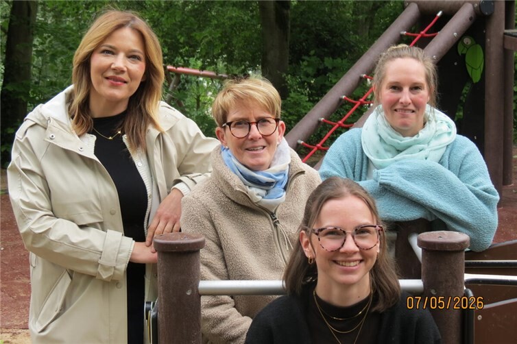 links: Elena HausdorfMitte: Angelika Mauerrechts: Melanie Jonasvorne: Sarah Hermann