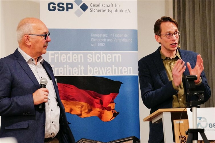 links Josef Schmidhofer, rechts Dr. Florian Böller