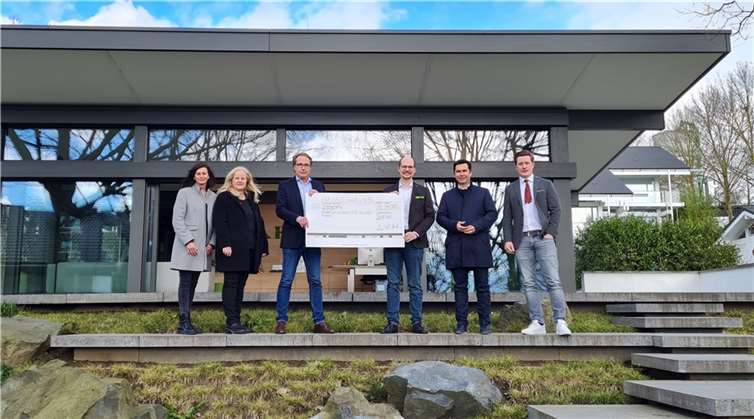 (links) KinderSchutzDienst Neuwied bzw. HTZ: Claudia Bramstedt, Kerstin Müller, Thomas Voß (rechts) Geschäftsführung von HUF HAUS: Benedikt Huf, Christoph Schmidt und Christian Huf. Foto: Ann-Kathrin Hörter