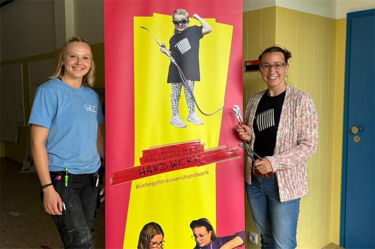 links Leonie Kaib Gesellin aus Erftstadt, rechts Antje Mies Initiatorin #pilotprojekthandwerk in der Grundschule Heimersheim