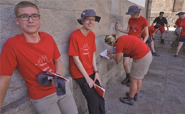 (links) Lukas Köbbing aus Remagen, (2.v.l.) Michael Kraft und (4.v.l.) Kathrin Willenborg nach der Ankunft in Santiago. Foto: Bischöfliche Pressestelle Trier
