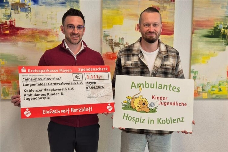 links: Martin Emmerichs, 1. Vorsitzender Langenfelder Carneval Verein; rechts: Daniel Liefke vom Koblenzer Hospizverein