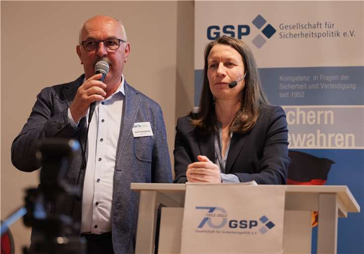 links Oberst a.D. Schmidhofer; rechts Landrätin Weigand.  Foto: Elmar Gafinen