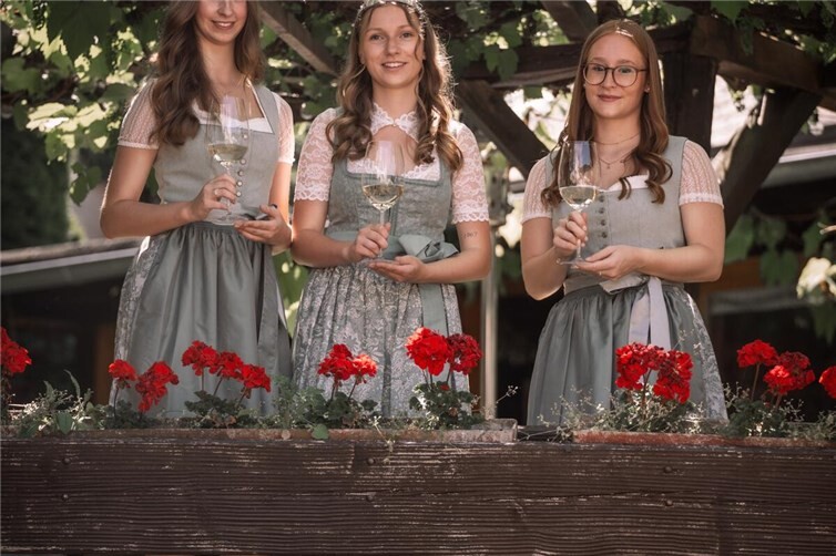 links Weinprinzessin Nikerechts Weinprinzessin AmelieMitte Weinkönigin Leonie