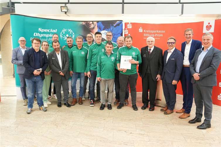 m Beisein von Namensgeber Karl-Heinz Thommes (4. v.r.) wurde der Preis an die Inklusionsmannschaft des VfB Polch übergeben.  Foto: Wilfried Kootz/SO RLP