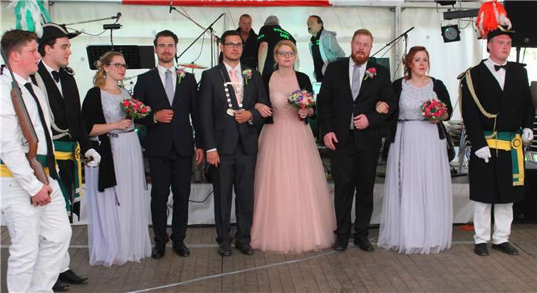 m Festzelt wartete die Königsgesellschaft auf das erneute Fahnenschwenken der Fähnriche.DL