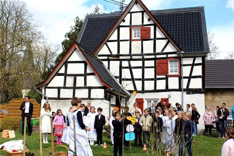 m Garten des Viergiebelhauses pflanzten die Erstkommunionkinder nach der Dankandacht am Montagvormittag einen Aprikosenbaum. DL