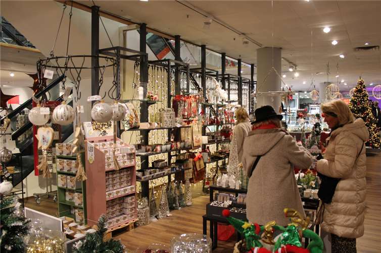 m Kaufhaus Moses lockte nicht zuletzt auch die große Weihnachtsdeko-Abteilung.