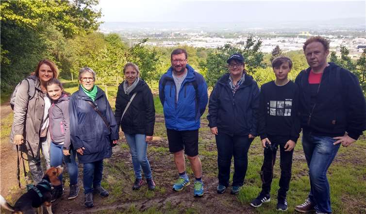 m Laufe der Wanderung hatten die Teilnehmer auch schöne Ausblicke auf das Rheintal und den Gewerbepark.