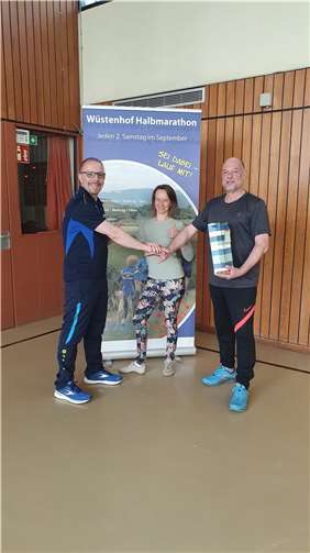 m Rahmen des Workshops bedankte sich der scheidende Abteilungsleiter Arnold Hahn bei Susanne Sonnengruss für das Sponsoring des Lauftreffs und es folgte die symbolische Übergabe an den neuen Abteilungsleiter des Lauftreffs, Eric Syburra.  Foto: privat