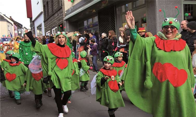 m Veilchendienstag nahm der Kindergarten St. Nikolaus mit unterschiedlich bunten Kostümen am Zug teil.