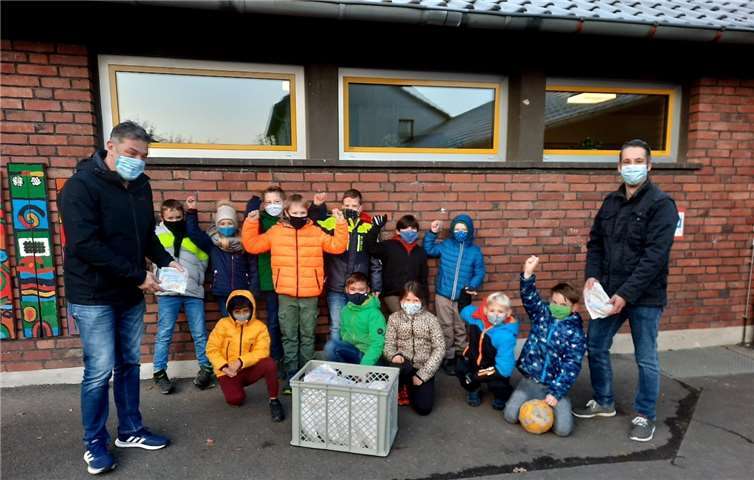 m die Enttäuschung angesichts des ausgefallenen Zuges etwas zu lindern, besuchte der Ortsbürgermeister von Schalkenbach, Thomas Weber, sowie der 1. Beigeordnete von Dedenbach, Thorsten Rüber, früh morgens mit frisch gebackenen Wecken die Schule.Fotos: privat