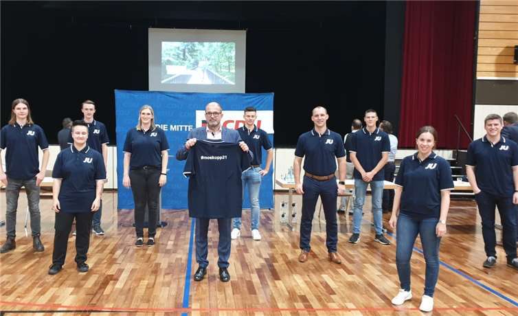 #moskopp21 ist auf den Shirts zu lesen, die Peter Moskopp der JU überreichte. Foto: privat