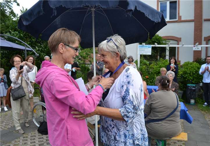 n Anerkennung all ihrer Verdienste wurde Marion Eisler mit dem „Buntes Verdienstkreuz“ ausgezeichnet. Foto: Eberhard Thomas Müller