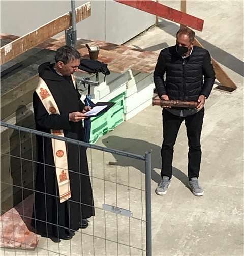 n Maria Laach wurde der Grundstein für die neue Klostergaststätte in einem feierli-chen Zeremoniell gelegt.Foto: Kloster Maria Laach