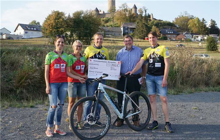 n Vertretung für die beiden Teams Achterjet und RockhopperZ bedanken sich Anna Sesterheim, Elena Krämer, Martin Gillessen, Bernd Schiffahrt und Dirk Blindert (v. l.) herzlich bei allen Spendern.