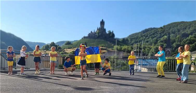n den Klassen bastelten die Eltern der ukrainischen Schüler gemeinsam mit allen ihre Heimatflagge, die beim anschließenden Flashmob freudig geschwenkt wurden. Fotos: privat