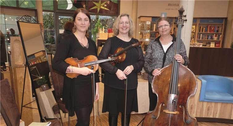 Frohe und besinnliche Stunden im herrlichen Ambiente des Klostergeländes n der Buch- und Kunsthandlung musiziertenSusanne Bartzen (Kontrabass), Thora Pindus (Geige, Gitarre)und Susanne Bleidt (Geige) vom Stadtorchester Mayen.
