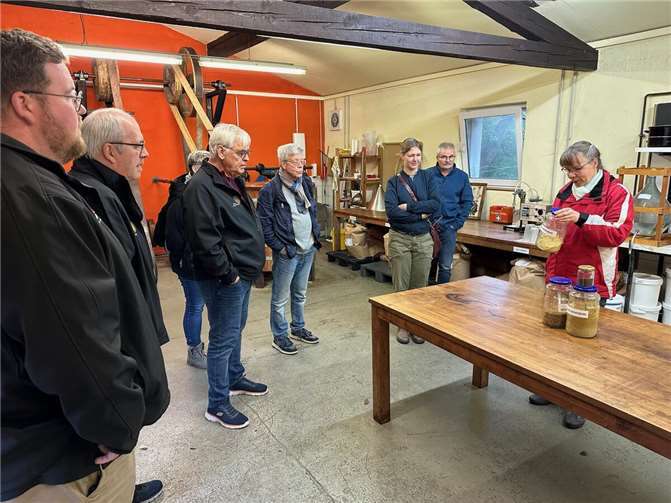 n der Senfmühle werden die Senfkörner mit einem Mühlstein vermahlen.  Fotos: Stefan Pauly/VG-Verwaltung Mendig