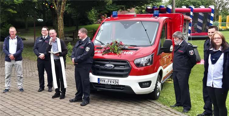 n diesem Rahmen wurde von Pfarrer Andreas Kern das neue Feuerwehrauto eingeweiht.