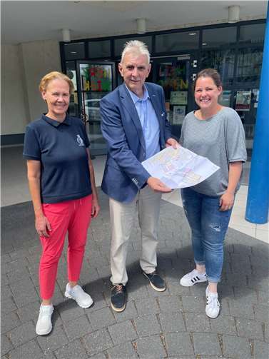 n einem Ortstermin hat Bürgermeister Claus Peitz mit Frau Dockendorff und Frau Jeromin der Anbau und die aktuelle Situation in der Ganztagsschule Hasenfängerschule erörtert. Foto: Stadtverwaltung Andernach